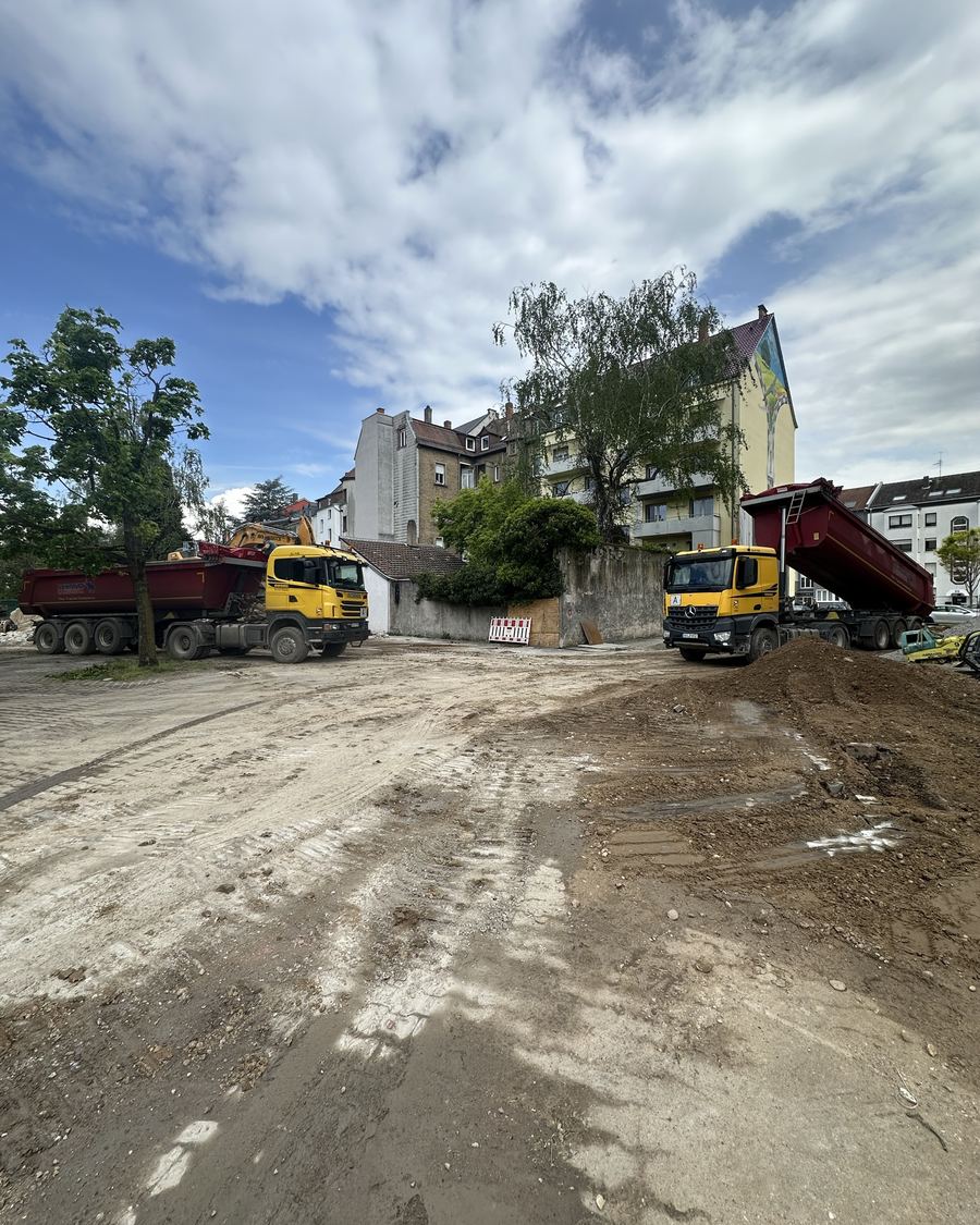 Godec-Kipper auf einer Aushub-Baustelle zwischen Wohnhäusern
