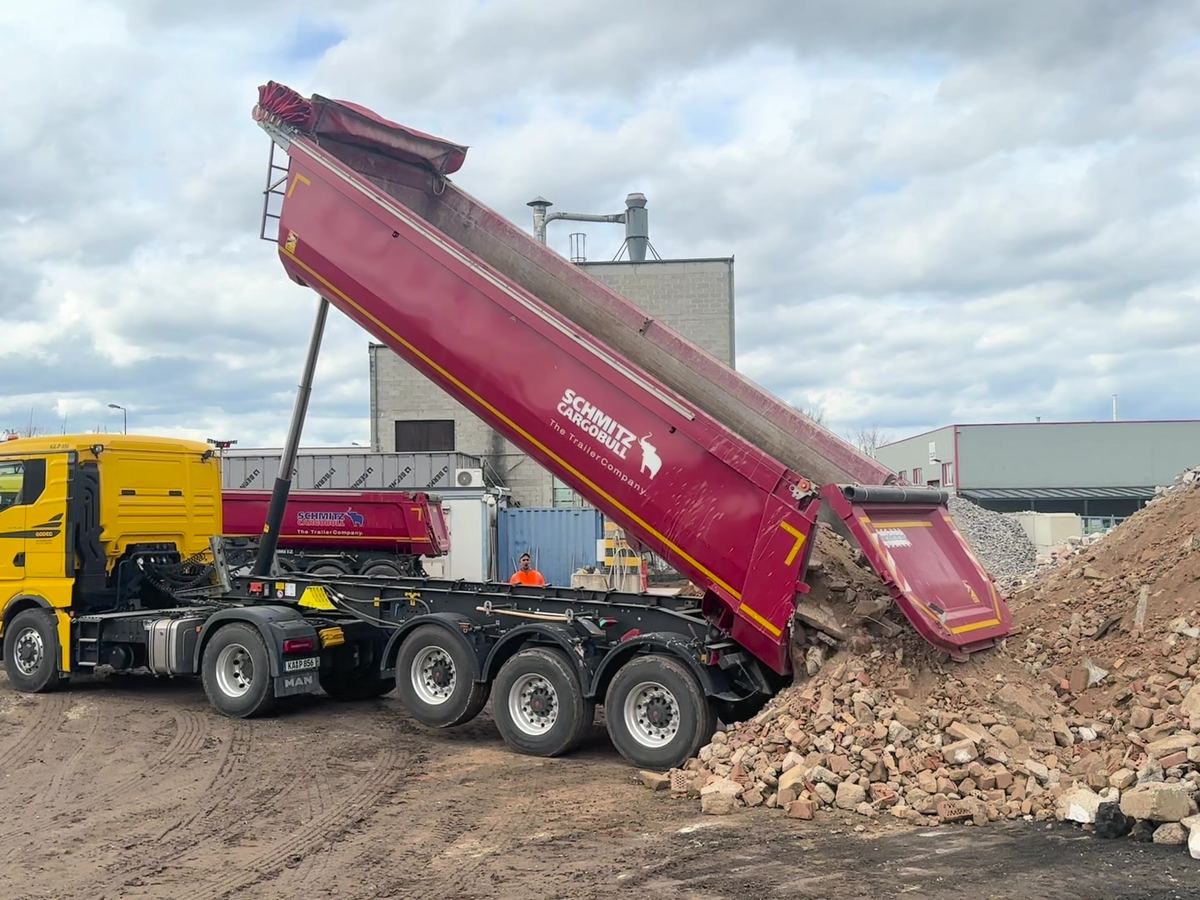 Godec-Sattelkipper kippt Bauschutt auf einer Recyclinganlage ab